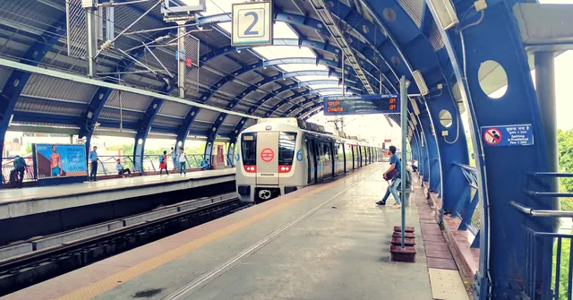 Delhi Metro's New Solar Sound Barriers Will Not Only Cut Noise but Also Generate Electricity!