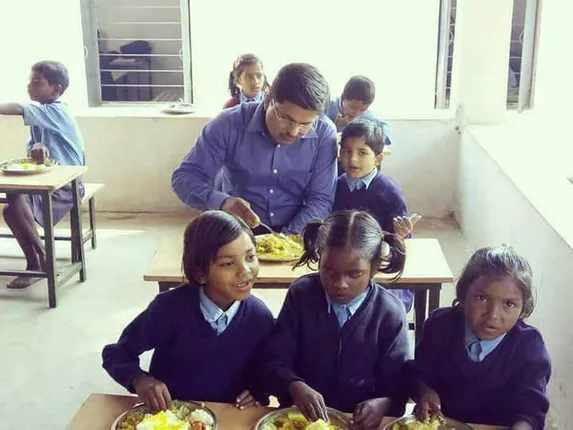 Video: This IAS Officer Having Lunch With His Daughter Will Make Your Day