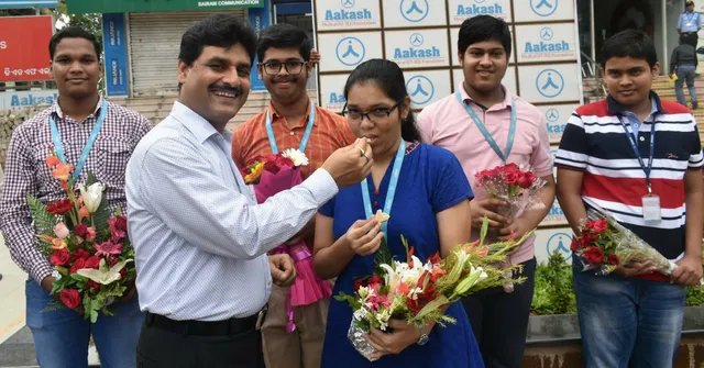 Tea Seller-Turned-Mentor in Odisha Helps 18 Poor Students Make It To Medical School!