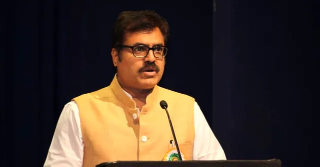 Pune IAS Officer Cracks down on Corrupt Babus, Suspends Them on Spot!