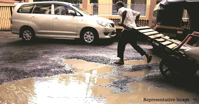Kerala 12-Hour Shutdown: Auto & Taxi Drivers Set Example, Fill Potholes on Hartal Day!