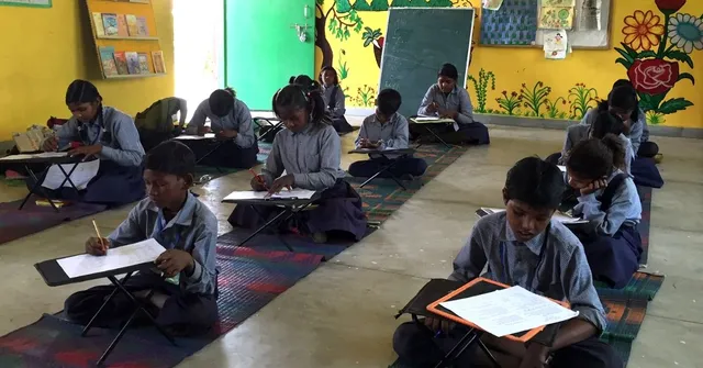 IIT Grad's Low-Cost Desk-Bag Helps 1 Lakh Poor Students Improve Their Posture!
