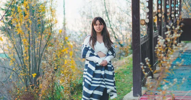 This 50-YO Mud Homestay Amid Apple Orchards Is the Manali Experience You've Been Dreaming Of