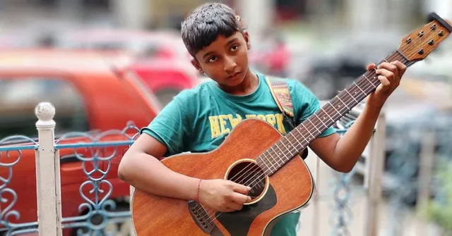With Just a Guitar & a Dream, This 15-YO Is Turning Kolkata's Park Street Into His First Stage