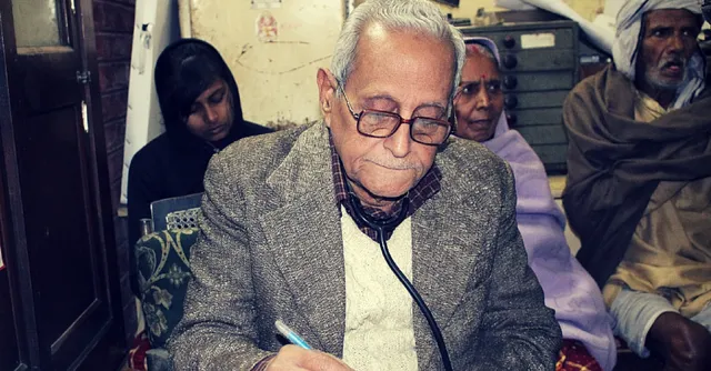 रांची : 50 सालों से हज़ारों मरीज़ों का केवल 5 रूपये में इलाज कर रहें हैं डॉ. श्यामा प्रसाद मुखर्जी