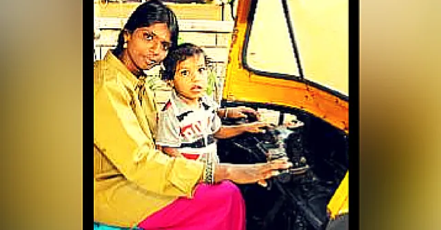 मिलिए बंगलुरु की इस २२ वर्षीय ऑटो चालिका से जो आईएएस की तैयारी भी कर रही है !