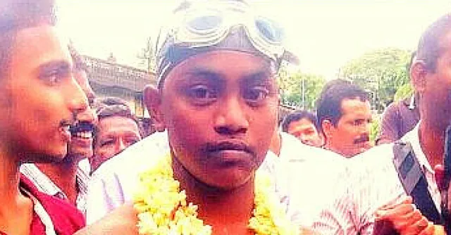 गाँव में पुल बनवाने के लिए १४ साल का बच्चा तैर के जाने लगा स्कूल!