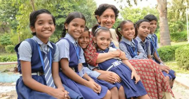 अपनी घरेलू सहायक के साथ मिलकर सैकड़ों गरीब बच्चों को पढ़ा रही है नोयडा की मीना निझवान!