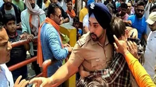 Exclusive : मिलिए भीड़ के हाथों युवक को मरने से बचाने वाले सब इंस्पेक्टर गगनदीप सिंह से!