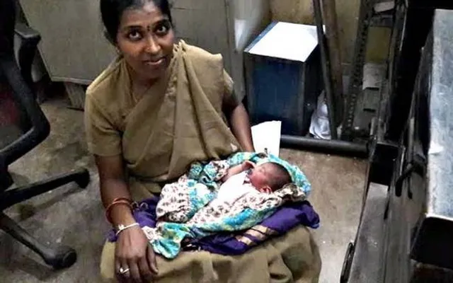 माँ-बाप ने पैदा होते ही छोड़ा, महिला कॉन्सटेबल ने अपना दूध पिला बचाई जान