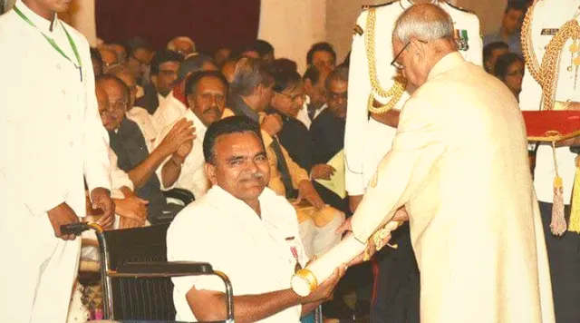 अनार की आधुनिक खेती कर बदली लोगों की सोच, पद्म श्री विजेता है गुजरात का यह दिव्यांग किसान!