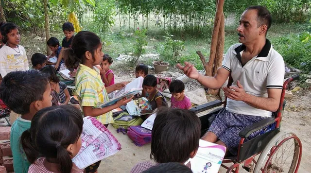 व्हीलचेयर पर बैठकर, 2,500 से भी ज़्यादा बच्चों को मुफ़्त शिक्षा दे चुके हैं गोपाल खंडेलवाल!