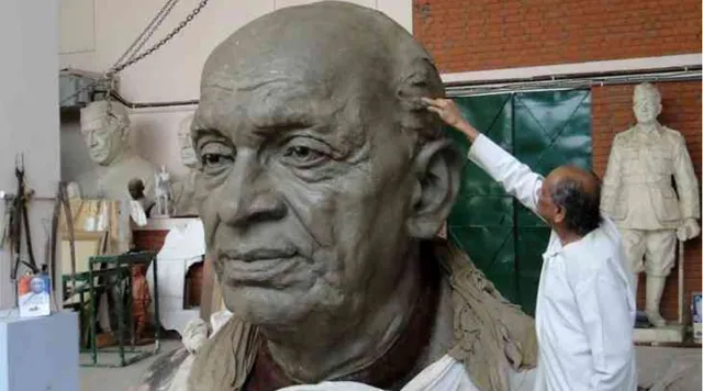 92 की उम्र में विश्व की सबसे ऊँची मूर्ती बनाने वाले इस भारतीय कलाकार की बनायी मूर्तियाँ 150 देशों की शोभा बढ़ा रहें हैं!
