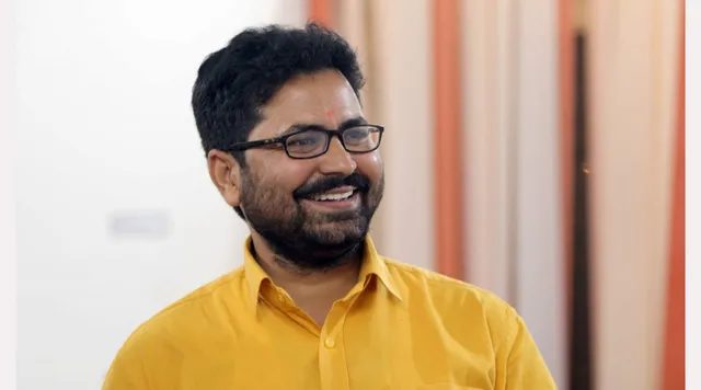 खुद किताबों के अभाव में बड़ा हुआ यह पत्रकार अब आपकी रद्दी को बना रहा है ग्रामीण बच्चों का साहित्य!