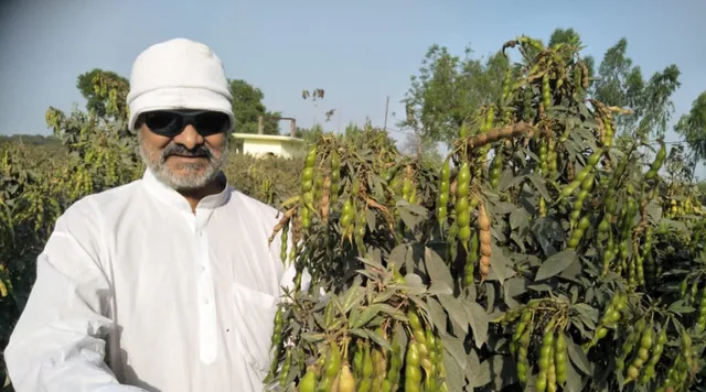 आँखों से दिव्यांग इस किसान ने उगायी फ़सलों की 200+ देसी किस्में, पूरे देश में करते हैं बीज-दान!