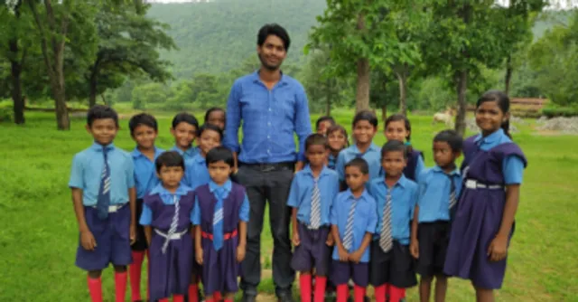 सरकारी स्कूल के इस शिक्षक ने पहले खुद अंग्रेज़ी सीखी, फिर अपने छात्रों को सिखाई फर्राटेदार इंग्लिश!