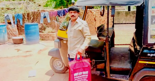 पाँच दिन तक गली-गली जाकर ढूंढा और लौटाया ऑटो में छूटा हुआ 7 लाख के गहनों से भरा बैग!