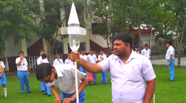 साइंस टीचर हो तो ऐसा: 'वेस्ट मैनेजमेंट' की तकनीक सिखा, प्लास्टिक की बोतलों से बनवाया हाइड्रो-रोकेट!