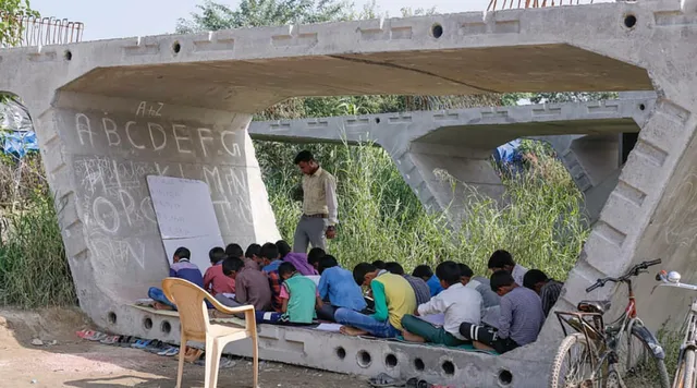 फ्लाईओवर के नीचे हर दिन 200 से भी ज़्यादा बच्चों को मुफ़्त में पढ़ाता है यह छात्र!