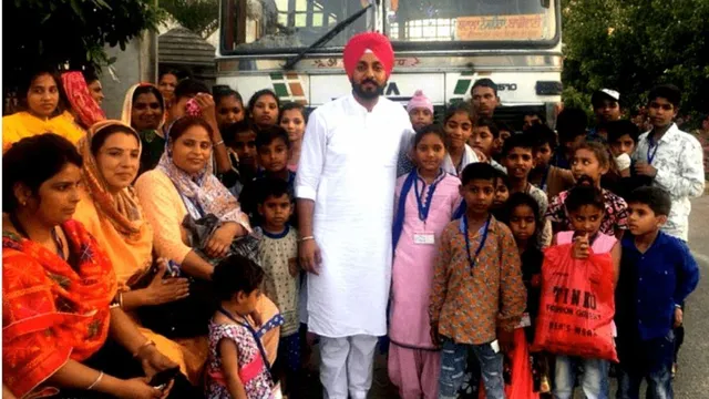पढ़ाई के साथ संभाली गाँव की ज़िम्मेदारी, 32 लाख का काम करवाया सिर्फ़ 8.5 लाख रुपये में!