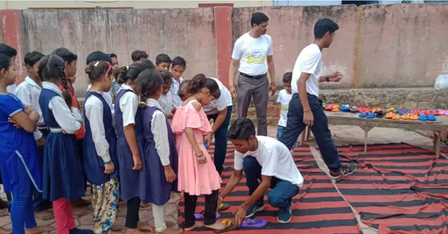 देश का पहला चप्पल बैंक चलाते हैं ये युवा; 8000 से ज्यादा गरीब बच्चों को पहनाई चप्पलें!