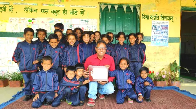 भैंस-बकरी चराने वाले बच्चे आज बोलते हैं अंग्रेज़ी, एक शिक्षक की कोशिशों ने बदल दी पूरे गाँव की तस्वीर!