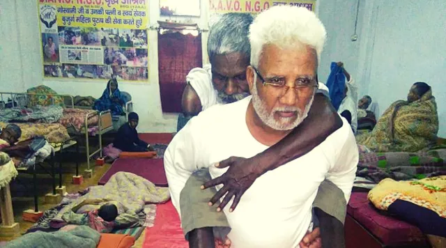 35 सालों से असहाय लोगों को रोटी, कपड़ा और घर दे रहा है हरियाणा का यह ट्रक ड्राईवर!