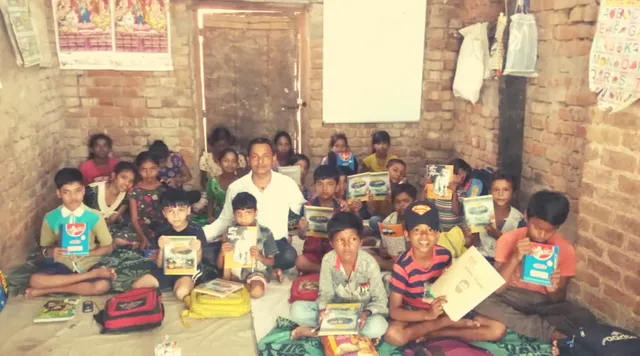 पिता की मृत्यु के बाद छोड़नी पड़ी थी पढ़ाई, आज 70 बच्चों को पढ़ा रहा है यह शख्स!