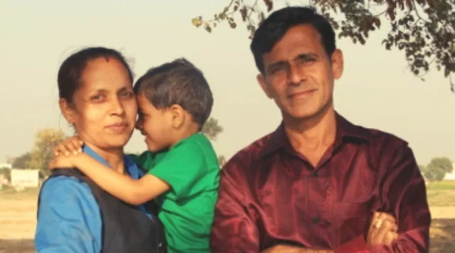 अपने घर में ही तालाब बनाकर कर सकते हैं मोती पालन, देशभर में लोगों को सिखा रहा है यह दंपति!