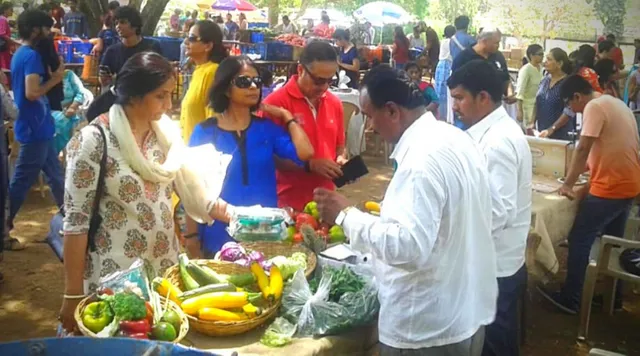 बिचौलियों को हटा लाभ कमा रहे हैं नासिक के किसान, मुंबई में खुद लगाते हैं जैविक बाज़ार!