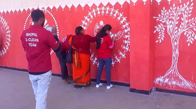 पान की पीक से पटी दीवारों को हर रविवार साफ़ कर, खूबसूरत कलाकृतियाँ उकेरती है यह टीम!