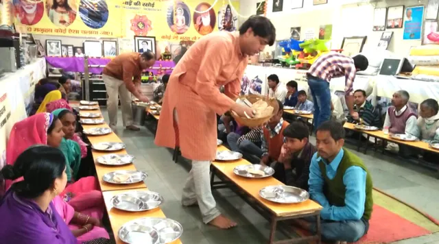 पिता के इलाज के दौरान कई रात भूखे रहे विशाल, आज अस्पताल में निःशुल्क बाँटते हैं खाना!