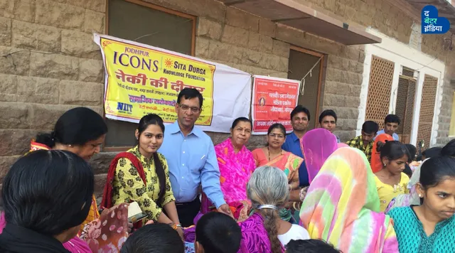 ‛नेकी की दीवार’ से मुकेश कर रहें हैं गरीबों की मदद, साथ ही पढ़ा रहे बचत का पाठ
