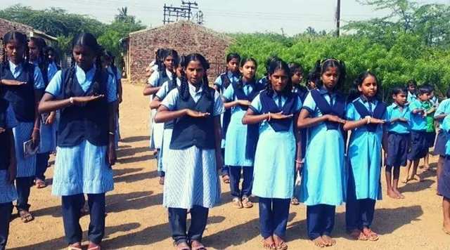 कचरा उठाने वालों के 500 बच्चों को मुफ्त में पढ़ाता है दिहाड़ी मजदूर का इंजीनियर बेटा