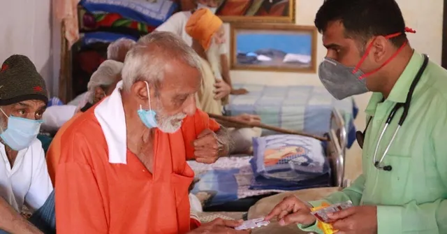 दिल्ली: वृद्धाश्रम में मुफ्त इलाज और झुग्गियों में रोज़गार पहुंचा रहे हैं AIIMS के डॉ. प्रसून