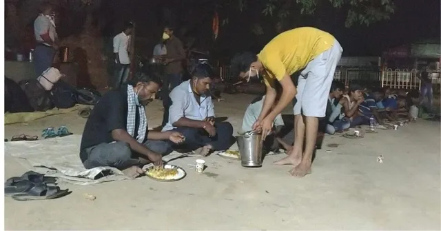 journalists helping migrants