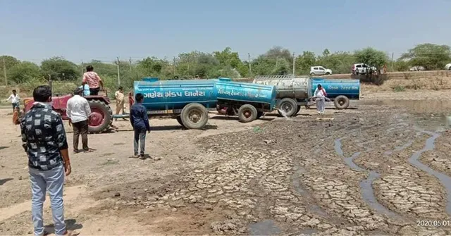 जानवर रहते थे प्यासे इसलिए गाँव के लोगों ने टैंकरों से भर डाला तालाब!