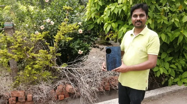 पिछले एक दशक से गौरेया को बचाने में जुटा है यह शख्स, शहर भर में लगाए 2000 घोंसले!