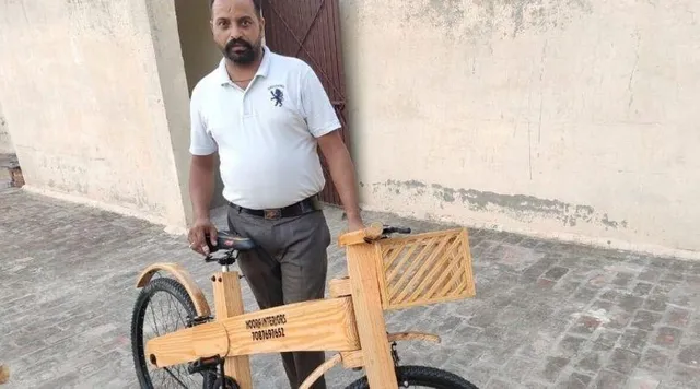 पंजाब: लॉकडाउन में रुका काम तो बढई ने बना दी लकड़ी की साइकिल, अब विदेशों से मिले रहे ऑर्डर