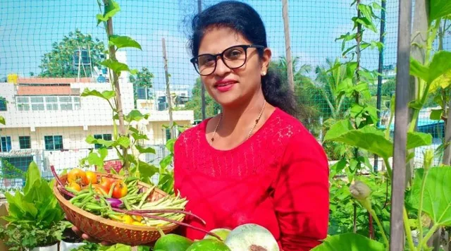 "मैं बाहर से सिर्फ आलू-प्याज खरीदती हूँ, बाकी सब उगाती हूँ अपनी छत पर!"