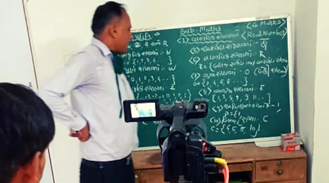 Salute Teachers! स्मार्टफोन, इंटरनेट के अभाव में भी इन शिक्षकों ने नहीं रुकने दी शिक्षा