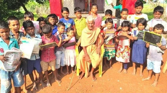 ओडिशा: पिछले 7 दशकों से अपने गाँव के बच्चों को मुफ्त में पढ़ा रहे हैं 102 वर्षीय नंदा सर