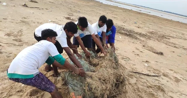 ओडिशा: युवाओं की टोली ने पेश की मिसाल, एक महीने में समुद्र-तट साफ़ कर किया कमाल