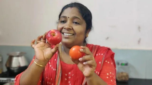 खाना पकाते हुए भी यूट्यूब पर पढ़ातीं हैं यह गृहिणी, साल का टर्नओवर है 1 करोड़ रुपये