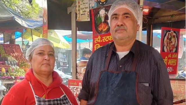 लॉकडाउन में नौकरी जाने पर नहीं मानी हार, घर चलाने के लिए बेचने लगे चाट-पकौड़ी