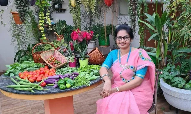 मौसमी सब्जियों के साथ सीताफल, केला, ड्रैगन फ्रूट और गन्ना तक, छत पर उगा रहीं हैं यह गृहिणी