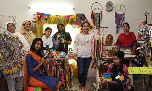 महँगी शॉपिंग से ही नहीं, पुराने कपड़ों से भी सजा सकते हैं अपना घर, जानिये कैसे
