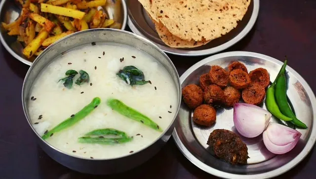 fermented rice gruel, known as ‘Pakhala’ in Odisha, contains short-chain fatty acids that are responsible for improving gut health and boosting immunity, among other health benefits.