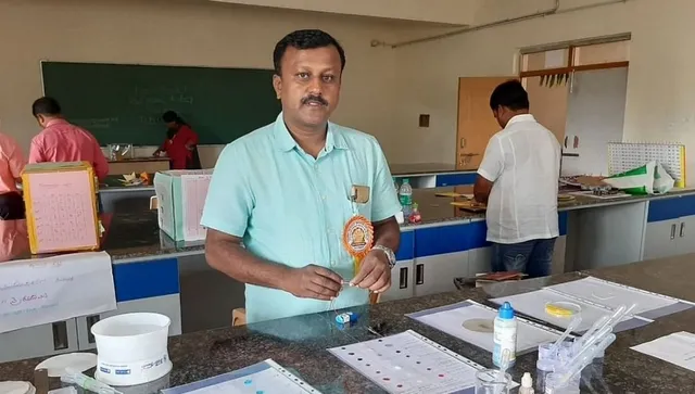 दूध के पैकेट से लेकर टूटे हुए फर्नीचर तक, स्कूल टीचर ने किया सबका इस्तेमाल