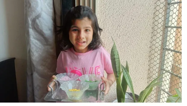 Holi 2022: छोटी सी खुशविका ने खुद बनाये हैं होली के रंग, आप भी सीखिए उनसे तरीका